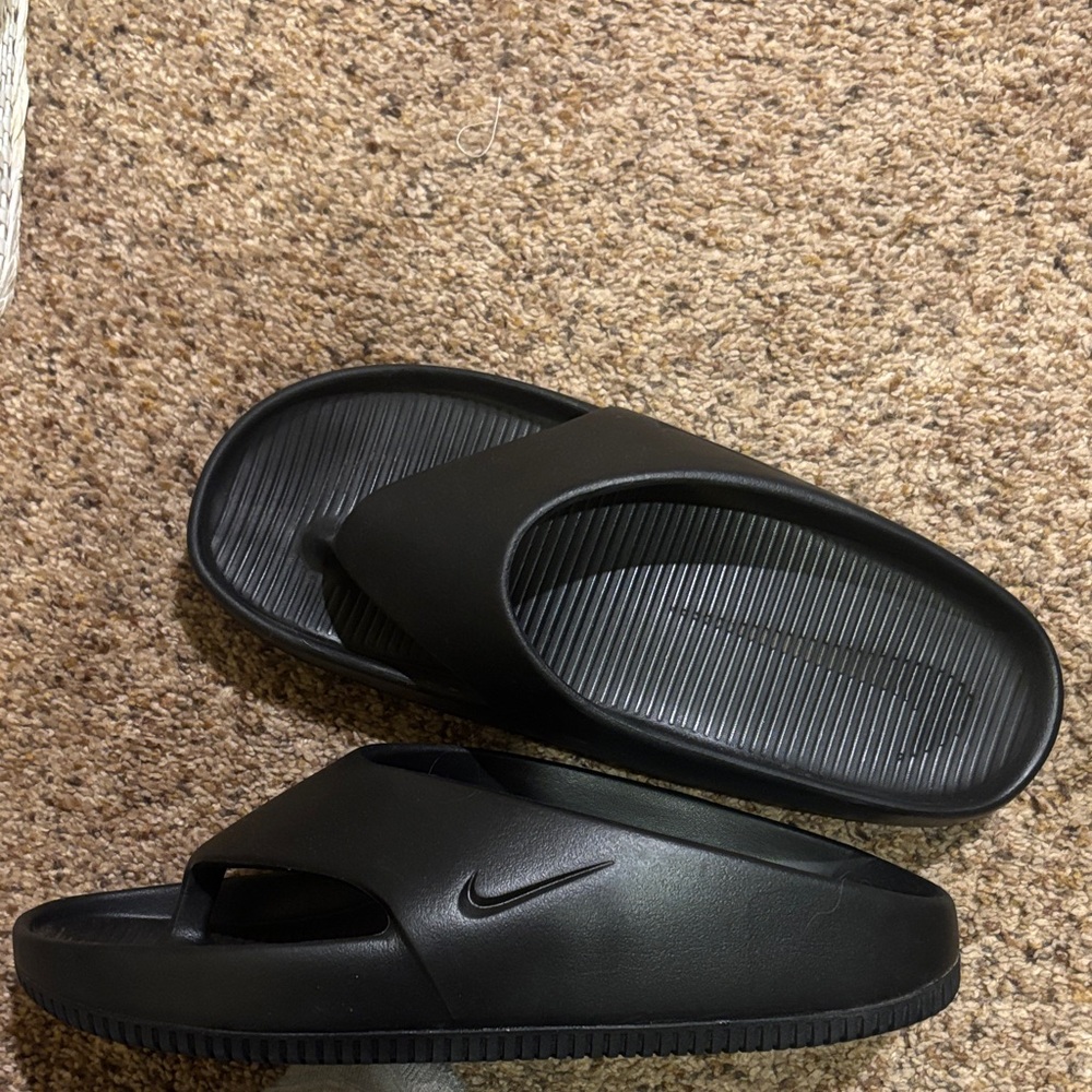 Nike Women’s Black Flip-Flops - Picture 2 of 2